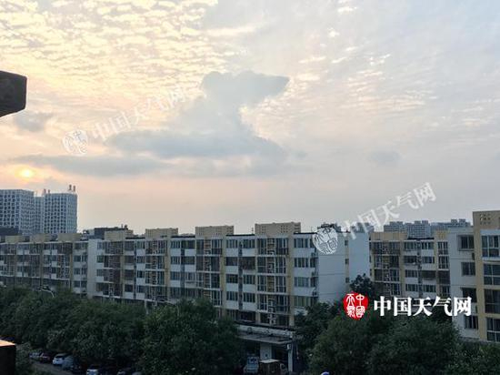 图为今天傍晚北京丰台的天空。