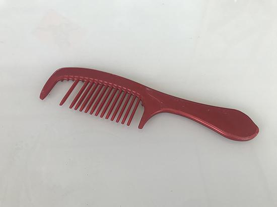 馨馨用过的梳子，母亲张春兰一直在用。