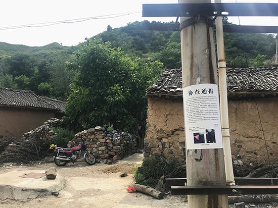 王力辉被抓获后，村子里仍张贴着他的通缉令。