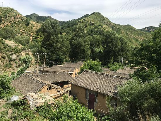 群山环绕的女儿沟村。