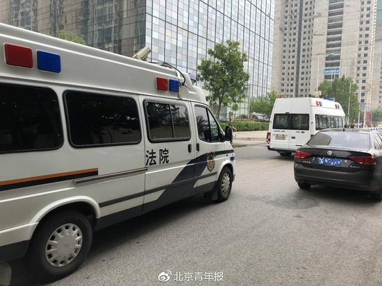 犯罪嫌疑人被带离法院