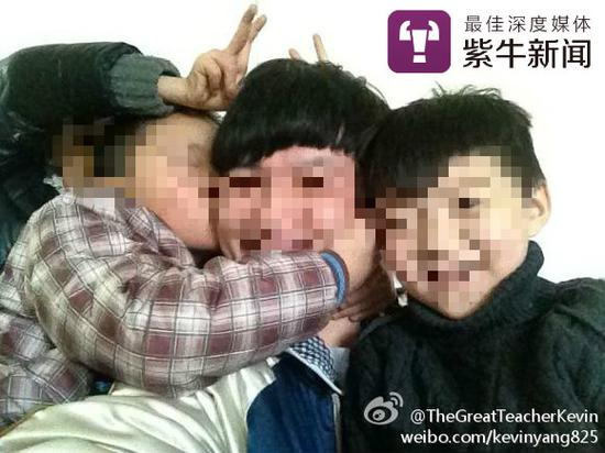 该男子与男童的亲密合影