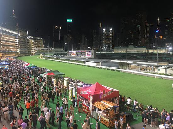 每到周三比赛日，香港跑马地马场热闹非凡。澎湃新闻记者 李闻莺 摄