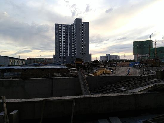 霍尔果斯到处是工地。