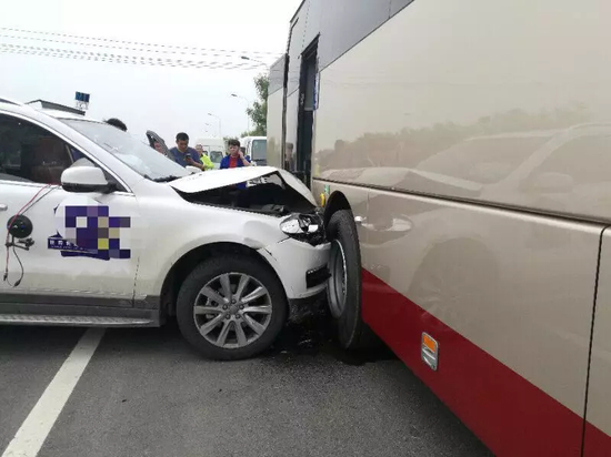 无人驾驶测试现场，发生意外事故的无人车