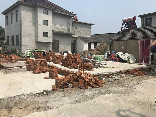 村民刚打好地基的房，现一家五口住在图右边的小平房中。 本文图均为 澎湃新闻记者 陈珂 图