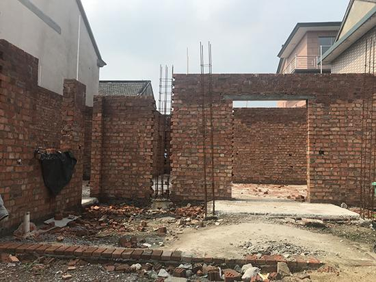 村民未建好的房