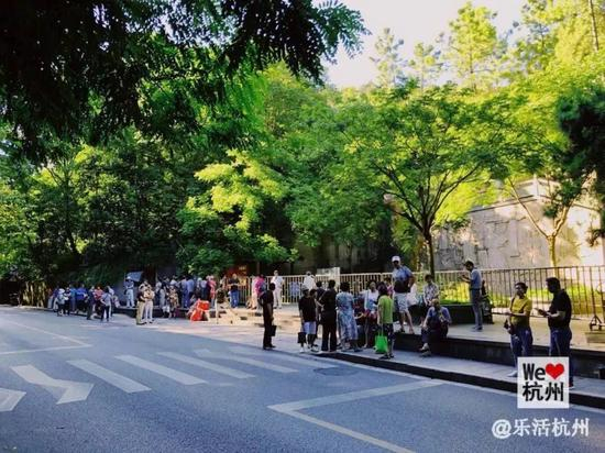 早上7点多，万松书院门口等着开门的相亲家长。