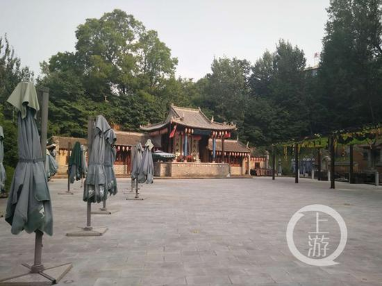 △8月4日的白鹿原民俗村，商铺大门紧闭空无一人。