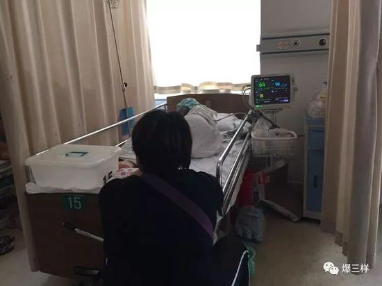 8月7日中午，“杀鱼弟”母亲守在儿子病床前神情惆怅。