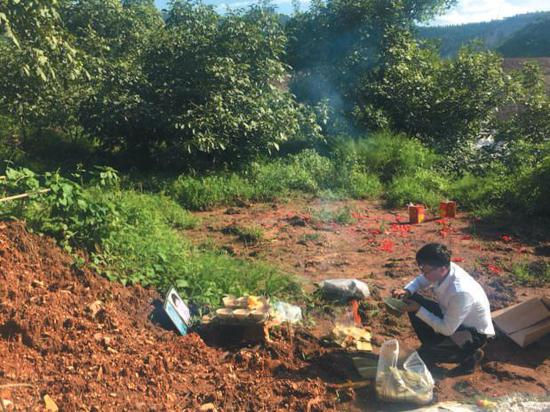 ▲8月9日，判决无罪后，廖海军第一时间到父母坟前祭拜。