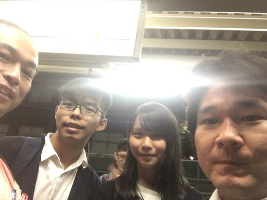 和田健一郎和周庭（中）、黄之锋（左二） 图自和田健一郎2017年6月的社交媒体