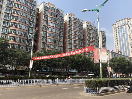 柳林县到处悬挂着“扫黑除恶”一样的宣传标语。