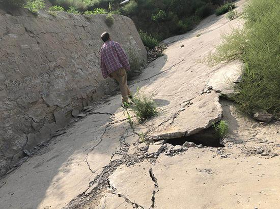 邓家洼村因煤矿过度采挖，地基下沉严重，村里已到处裂痕残破不堪。