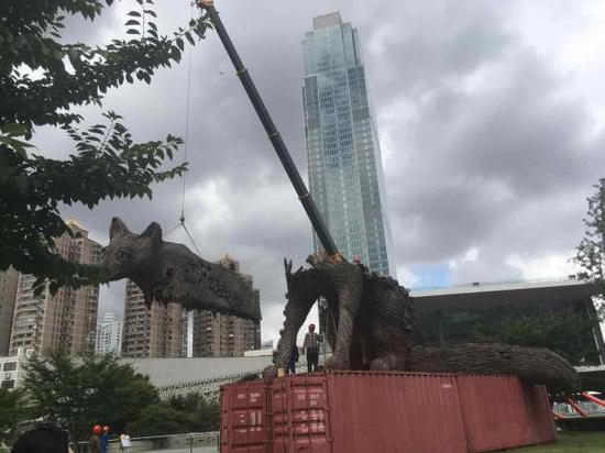 多名工作人员在对“大狐狸”进行现场拆卸。 澎湃新闻记者 栾晓娜 图