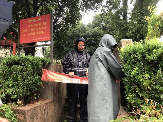 社区在树枝折损区域竖起警示牌。 嘉定区供图