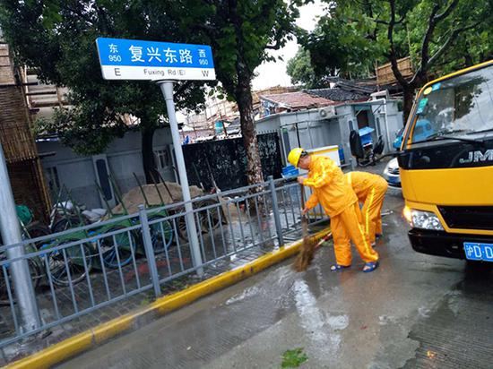 抢险队员检查复兴中路道路排水口。黄浦区宣传部供图