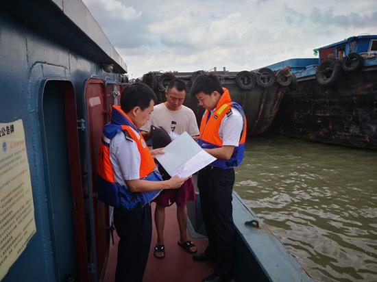 嘉定区海事处对船舶进行安全宣传检查。