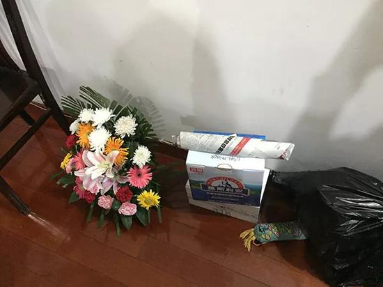 杨敢连夫妇事先准备的牛奶、鲜花。