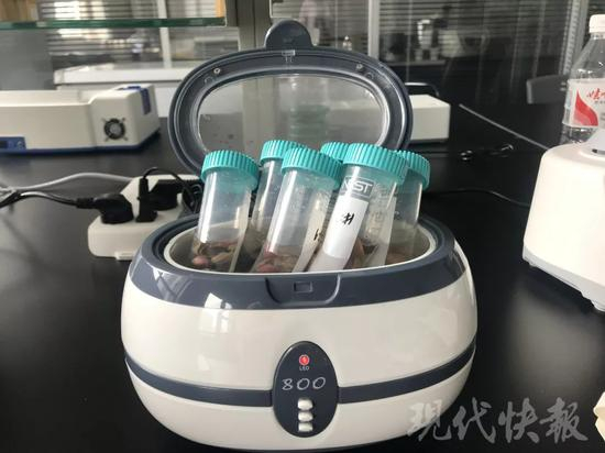 进行震荡，使充分溶于水中