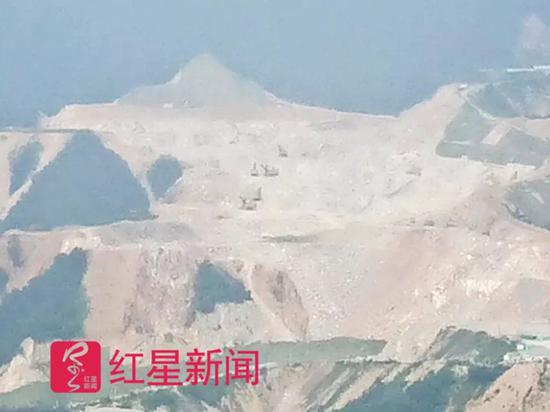矿山内，可见大量采石机械。 &nbsp;红星新闻 图