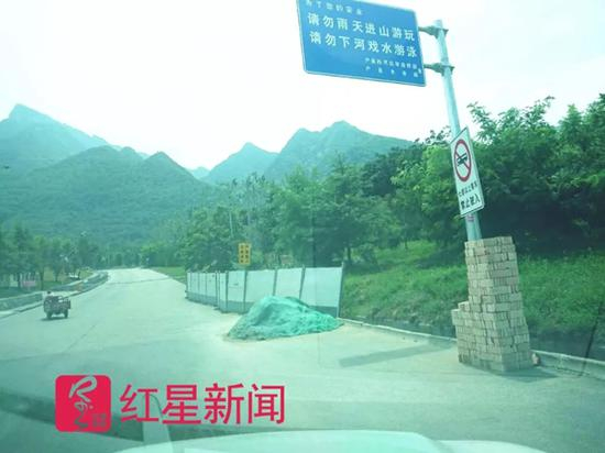 　　黄柏峪进山口设卡，禁止非矿区车辆上山，据称是为安全考虑，黄柏峪面向西安的一侧郁郁葱葱，与其他峪口并没有什么不同。 &nbsp;红星新闻 图