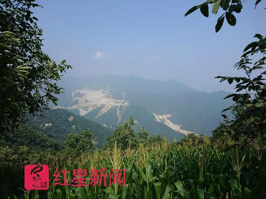从临近黄柏峪的太平峪圭峰山顶拍摄的图片显示，矿场将一座山的山头完全削掉了。 &nbsp;红星新闻 图