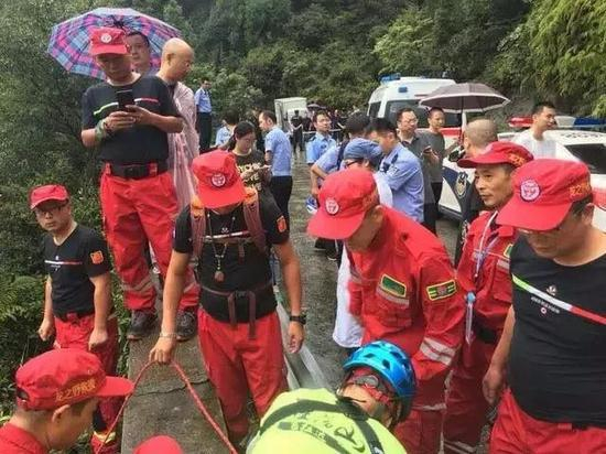 ▶赵欣的尸体被发现在路边的悬崖下