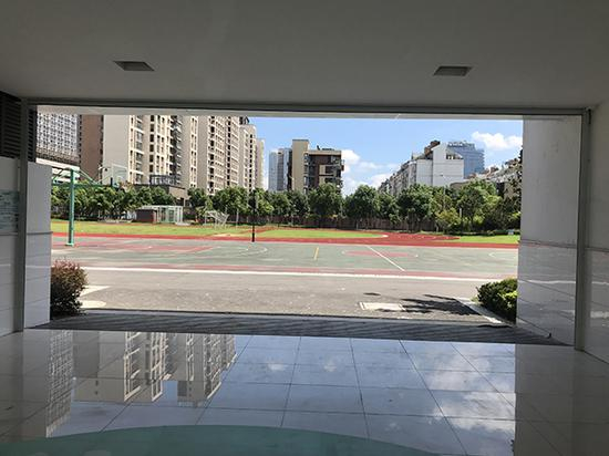 　　据官方人士称，立新小学的学生在操场活动时，卷帘门将放下，与勤惜小学隔开。 澎湃新闻记者 邱海鸿 图