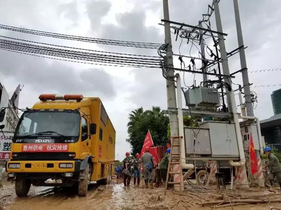 目前，惠州供电局在惠东县国际展览中心附近用发电车对附近的居民用户进行临时点击供应，与此同时，施工人员对受损电缆头进行更换，以尽快回复受损线路。 &nbsp;惠报全媒体 图