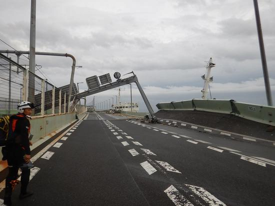 台风经过后，于4日傍晚赶至现场的救援人员（日本海事新闻社 图）