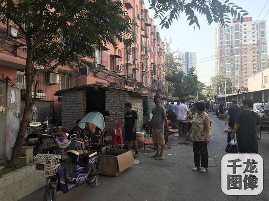 丰台东铁匠营街道以建促拆、规划先行，带动居民进入“自拆+帮拆”模式，跑出环境整治“加速度”。图为横五条路整治前。东铁匠营街道供图 千龙网发