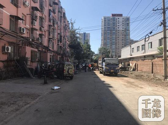 丰台铁匠营街道以建促拆、规划先行，带动居民进入“自拆+帮拆”模式，跑出环境整治“加速度”。图为横五条路违建拆除后。东铁匠营街道供图 千龙网发