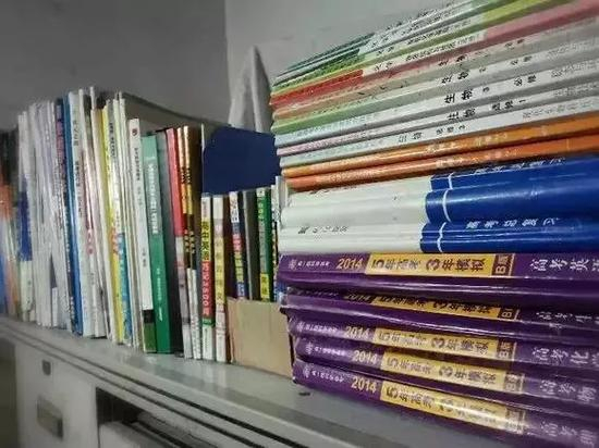 △这些教材，是否让你回忆起了当年老师讲题的场景？（资料图）