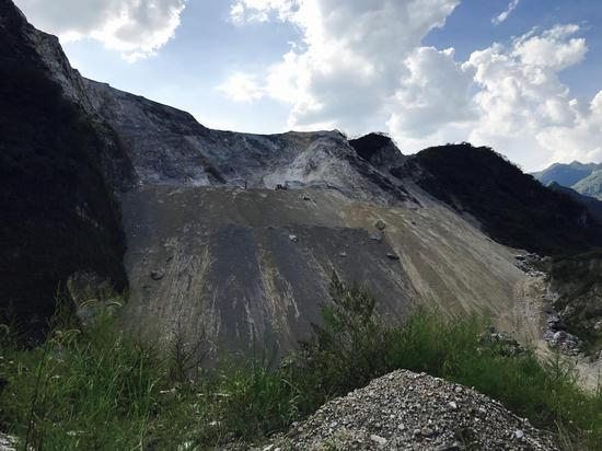 贵州瓮安宏远磷矿位于江界河国家级风景名胜区内。