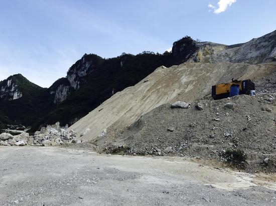 瓮安宏远磷矿倾泻而下的碎石料。