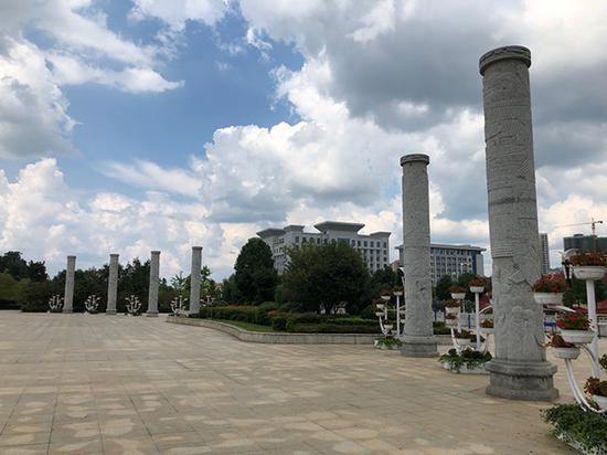 汝城县举债修建的爱莲广场东侧，8根图腾石柱屹立于此。