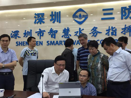 　　9月16日，在深圳市三防办，兰红平正在向市长汇报历史上影响深圳的台风高风险路径。 本文图片 澎湃新闻记者 刁凡超 图