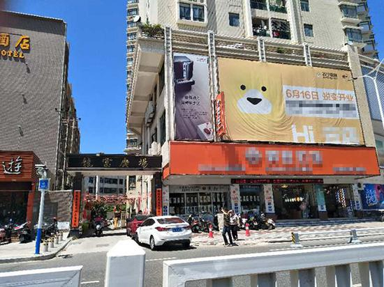 龙富广场门口，图右下店铺向内延伸的空间原来的规划用途是摩托车车库。 澎湃新闻记者 王蒙奇 图