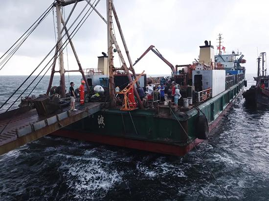 海上作业船“浙奉662”近景。