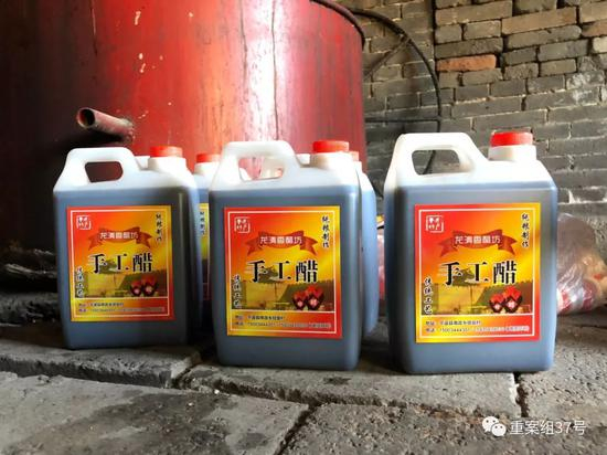 　　▲王金龙介绍，自己酿造的食醋两元一斤批发到古城里后，可以卖到近百元一斤。&nbsp;新京报记者大路 摄。