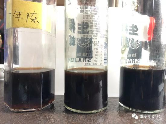 　　▲图中左1为张海当年的食醋；左2为闫福庆的廉价醋（1.5元/斤）；左3为闫福庆店里没有经过勾兑的醋。新京报记者大路 摄。