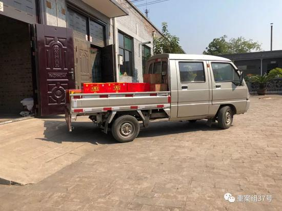 　　▲10月4日下午，“晋善坊”醋厂内，一辆货车准备将包装好的食醋送到平遥县城内的经销商处进行销售。新京报记者大路 摄。