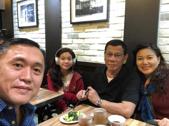 杜特尔特一行在香港的餐厅用餐。图自邦戈脸书
