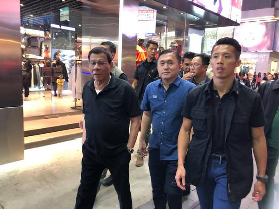 杜特尔特（左）6日晚间出现在香港街头。图自菲律宾总统特别助理脸书