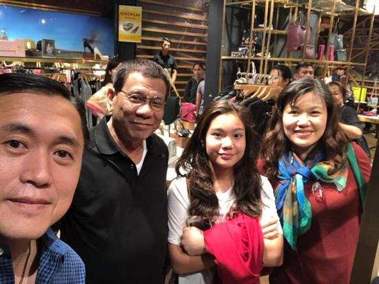 杜特尔特携女儿及伴侣在香港购物。图自邦戈脸书