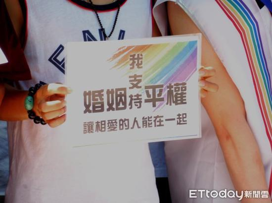 岛内婚姻平权“公投”联署书递件。（图片来源：台湾“东森新闻云”）