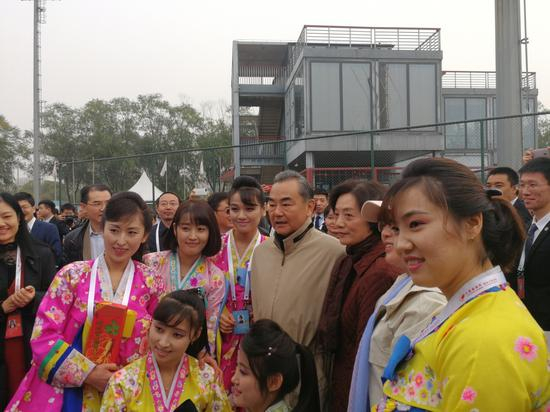 义卖会活动现场，外国工作人员同王毅外长夫妇合影。 &nbsp;澎湃新闻记者 于潇清 图