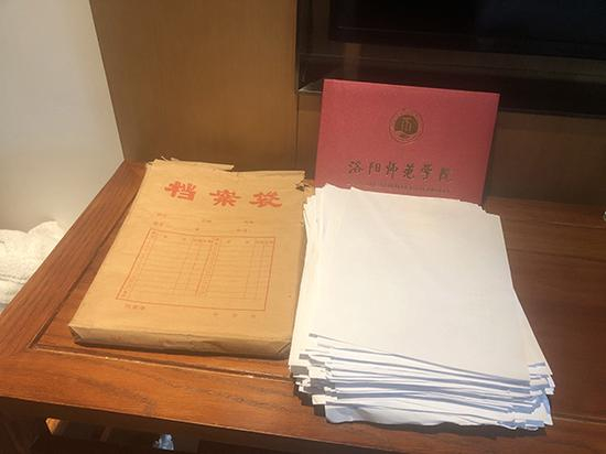 两三年来，赵阳为打官司，背着一堆材料四处奔波。 澎湃新闻记者 段彦超 图