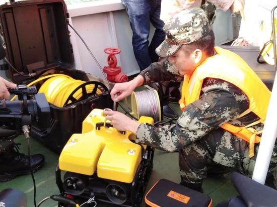 2018年10月28日，重庆，武警重庆总队船艇支队在调试水下机器人。（图丨视觉中国）
